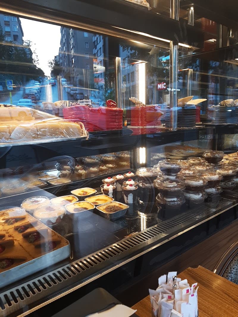 Zirve Pastane & Cafe — Tatlı & Pastane Küçükçekmece